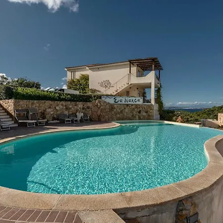 Isa-residence With Swimming-pool Just 4 Km From Baja Sardinia, With Outdoor Private Space And Air Conditioning * Cala Bitta